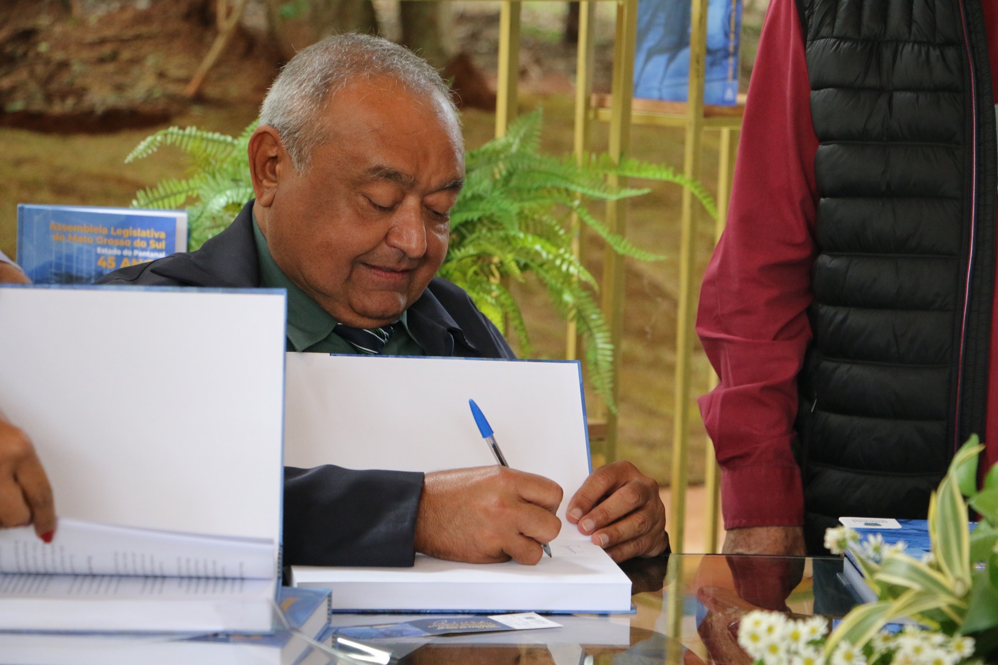 Eronildo Barbosa durante assinatura de autógrafos - Foto: Vitor Kramer