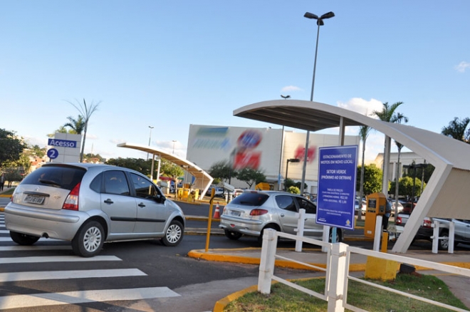 G1 - Estacionamento perto do Maracanã cobra até R$ 100: 'preço de