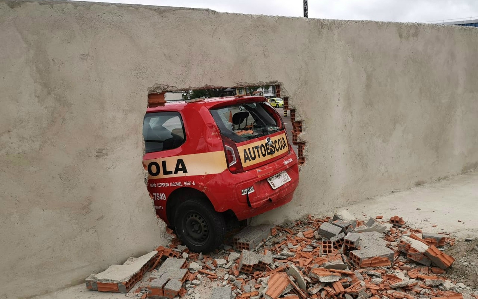 Condutora bate carro no muro do Detran em exame para tirar 