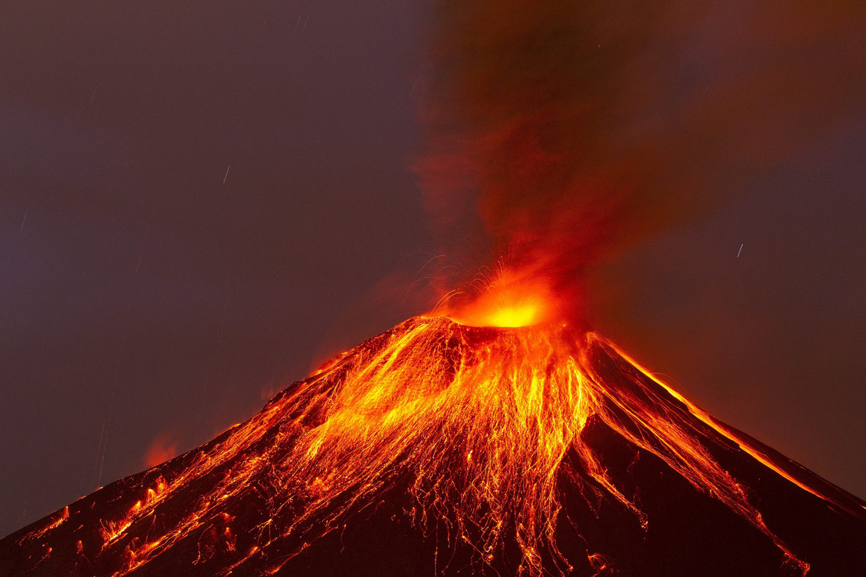 Vulcão entra em erupção no Equador - JD1 Notícias