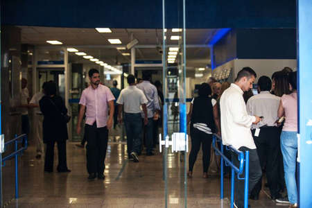 Sindicato dos bancários impede entrada de clientes em agências